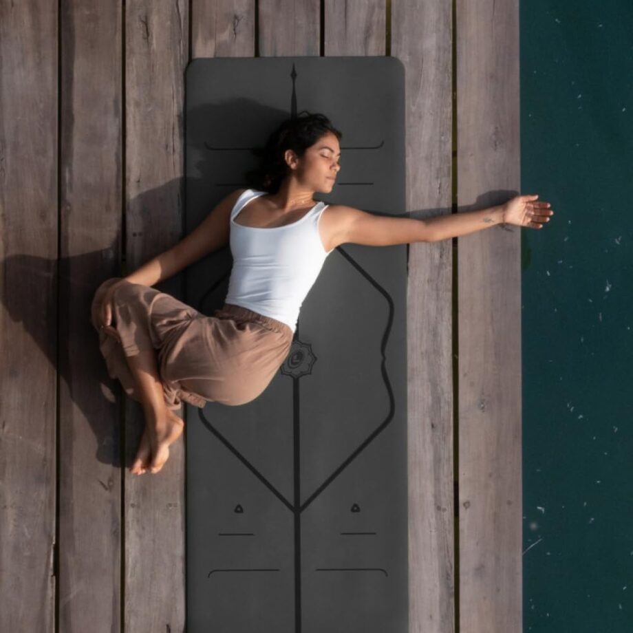 Liforme Original Yoga Mat – Free Yoga Bag Included - Patented Alignment System, Warrior-like Grip, Non-slip, Eco-friendly, sweat-resistant, 4.2mm thick mat for comfort - Grey