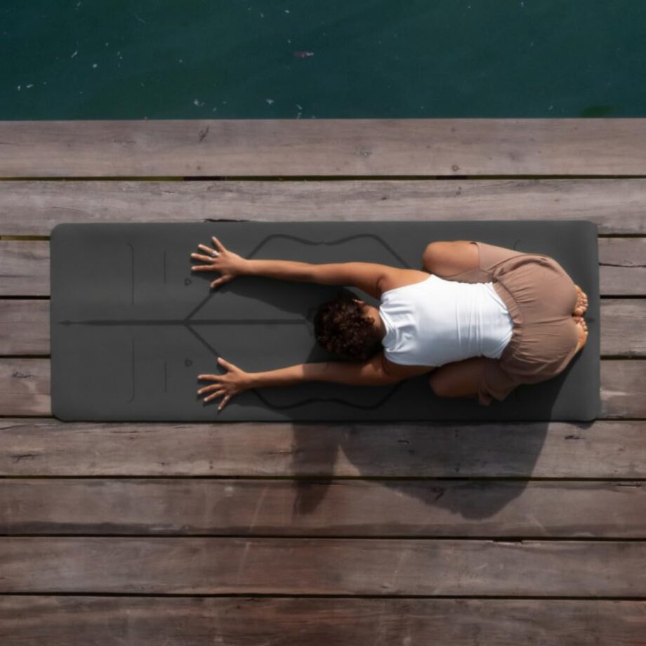 Liforme Original Yoga Mat – Free Yoga Bag Included - Patented Alignment System, Warrior-like Grip, Non-slip, Eco-friendly, sweat-resistant, 4.2mm thick mat for comfort - Grey