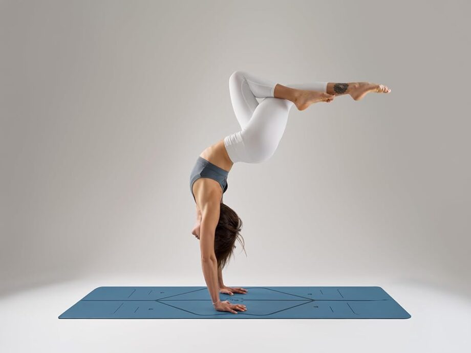 Liforme Original Yoga Mat – Free Yoga Bag Included - Patented Alignment System, Warrior-like Grip, Non-slip, Eco-friendly, sweat-resistant, 4.2mm thick mat for comfort - Blue