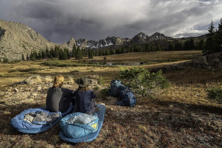Kelty Cosmic 20 Degree 550 Down Fill Sleeping Bag for 3 Season Camping, Premium Thermal Efficiency, Soft to Touch, Large Footbox, Compression Stuff Sack (Women’s)